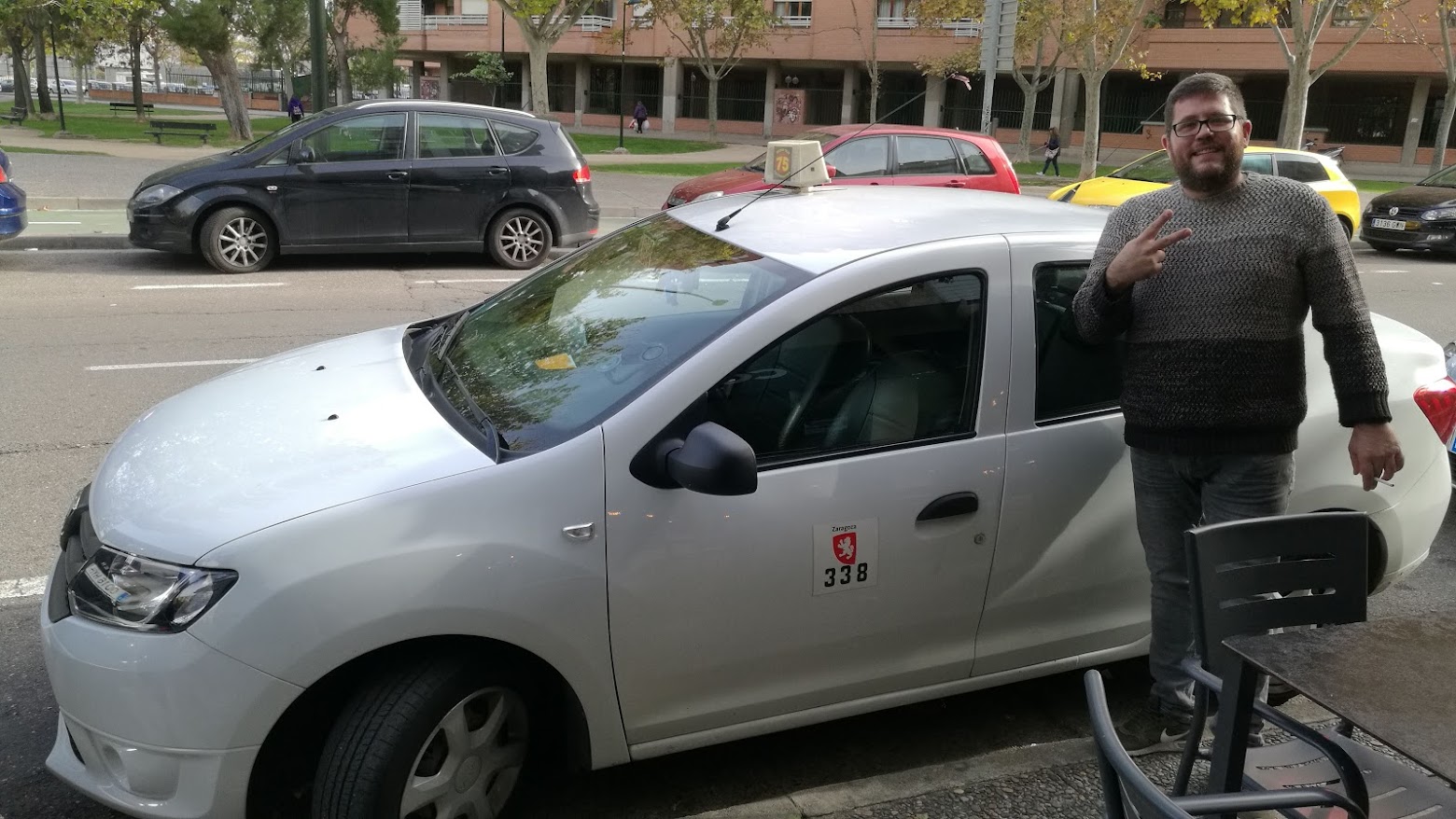Alberto Garcés junto a su taxi en Zaragoza